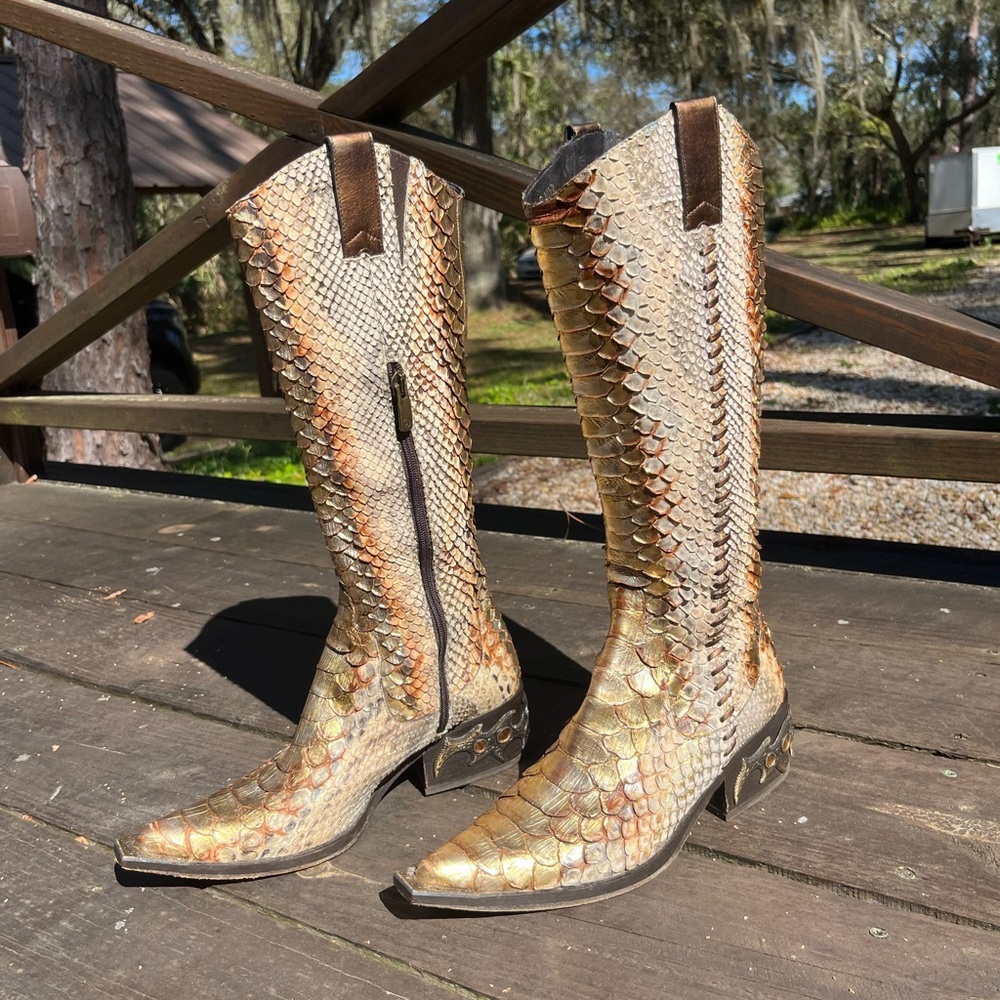 My husband got these off Poshmark for me but to small so I’m reposhing